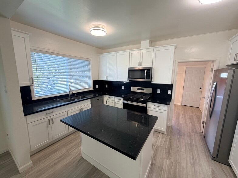 Building Photo - 394 N Livermore Ave