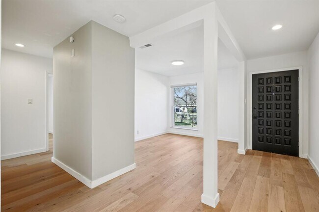 Building Photo - 7205 Twisted Oaks Dr