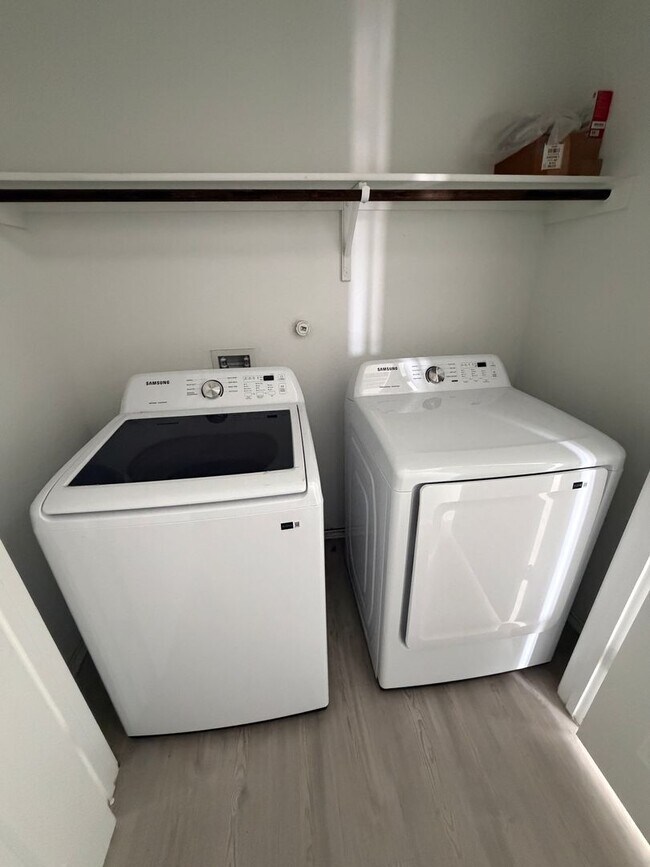 Building Photo - Move in Special! All Appliances included!!