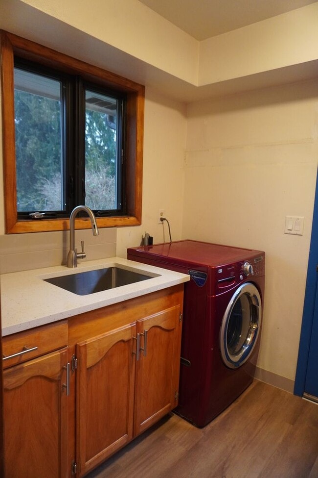 Building Photo - 5716 Alki Rd