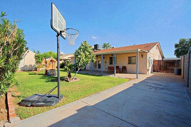 Building Photo - 4526 W Altadena Ave