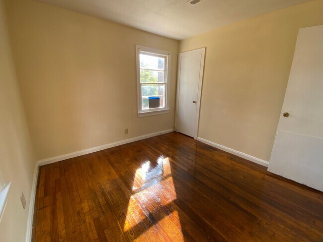 Building Photo - 3 Bedrooms, 1 Bathroom - Home in West Rome!