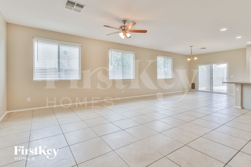 Building Photo - 11734 W Chase Ln