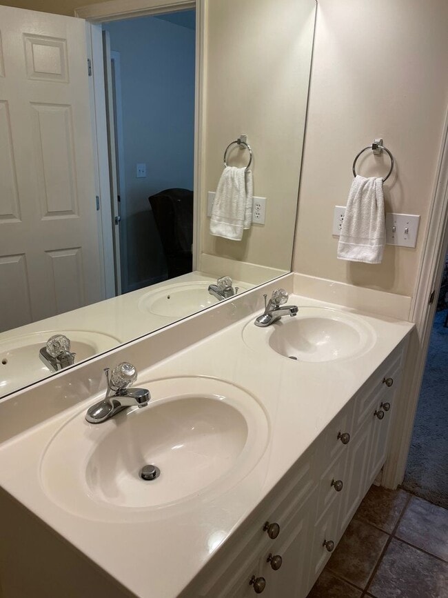 Building Photo - 126 Hayesbury Ct