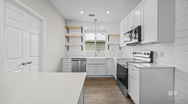 Building Photo - 525 W Rose Ave