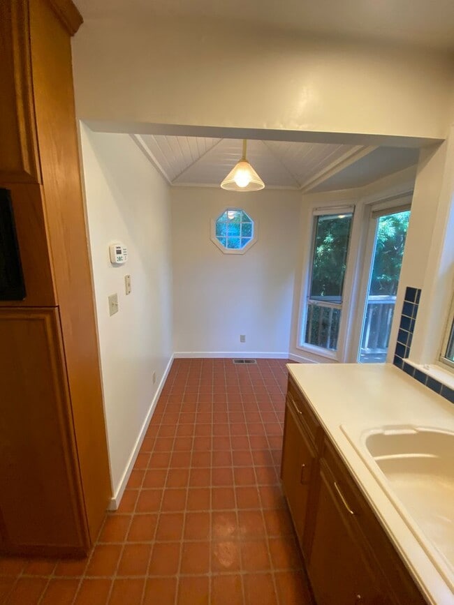 Building Photo - Charming Menlo Park Home with Private Backyard & Beautiful Oak Tree