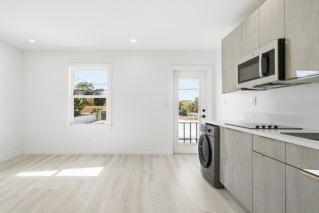 Building Photo - 5909 S Dixie Hwy