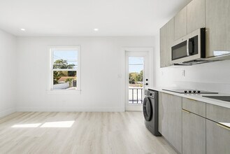 Building Photo - 5909 S Dixie Hwy