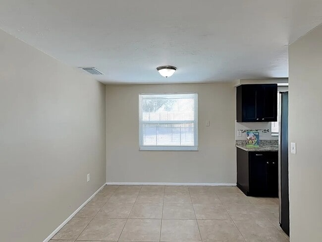 Building Photo - 2833 Linwood Dr