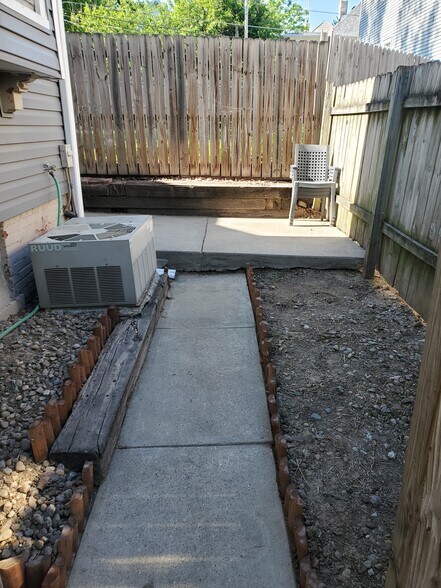 Building Photo - 3558 Jones St
