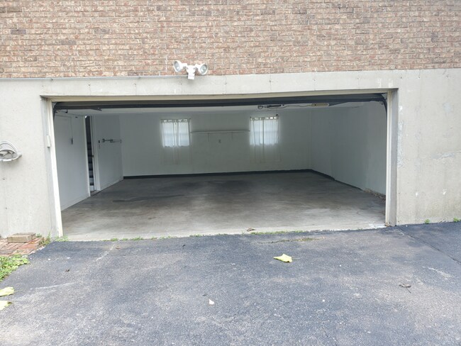 Building Photo - 3026 Round Hill Ct