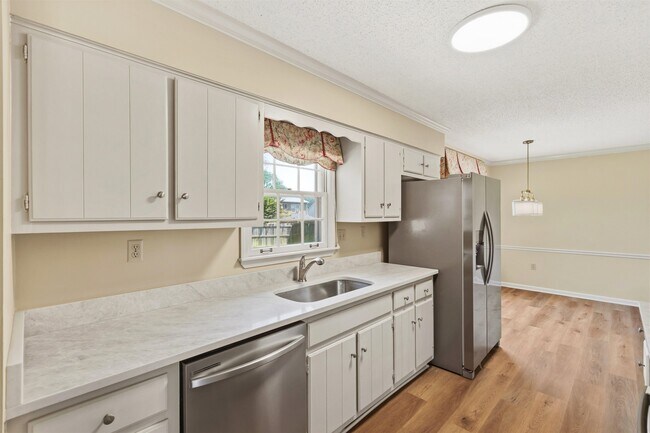 Building Photo - 8604 Sandpoint Dr
