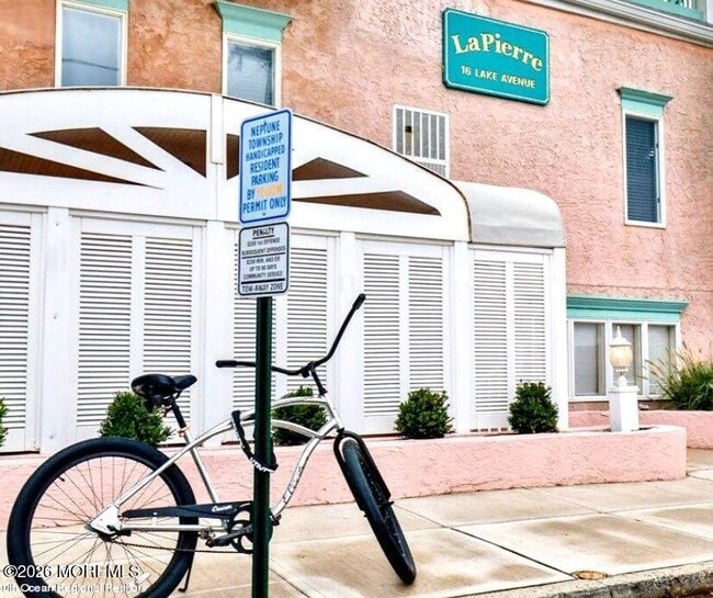 Building Photo - 16 Lake Ave