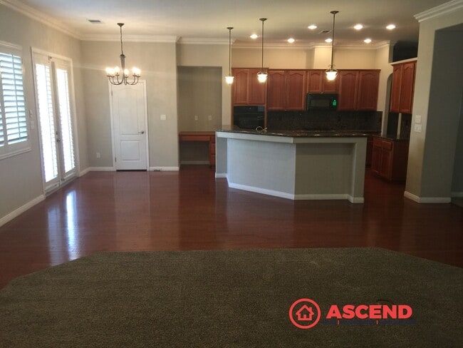 Building Photo - Charming Home in Olive Dr Area!