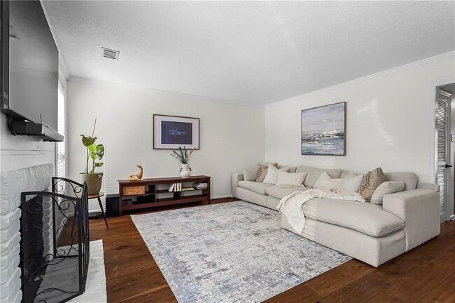 Building Photo - 1028 Riverbend Club Dr SE