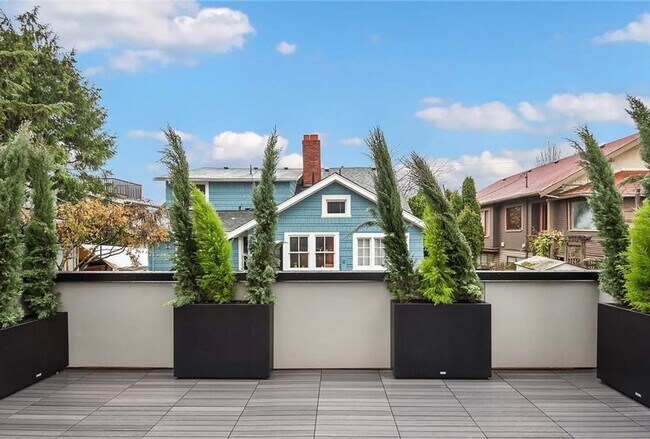 Building Photo - Sophisticated 3 Bedroom Townhome