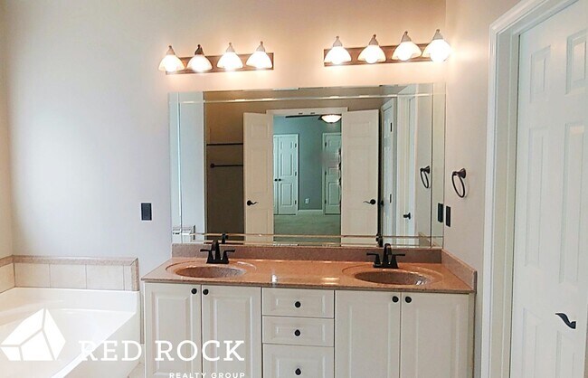 Building Photo - Beautiful 4 BR,  2.5 Bath Home in Oak Mountain School District Available Now