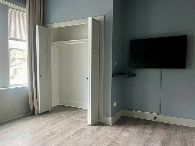 Building Photo - 5315 N Damen Ave