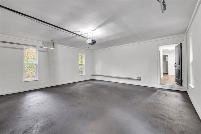 Building Photo - 6881 Hickory Hollow Dr