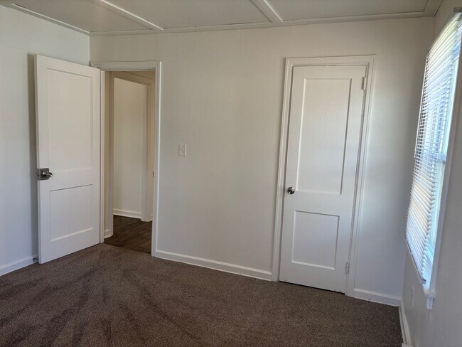 Building Photo - 2 Bed, 1 Bath home located in Greensboro!