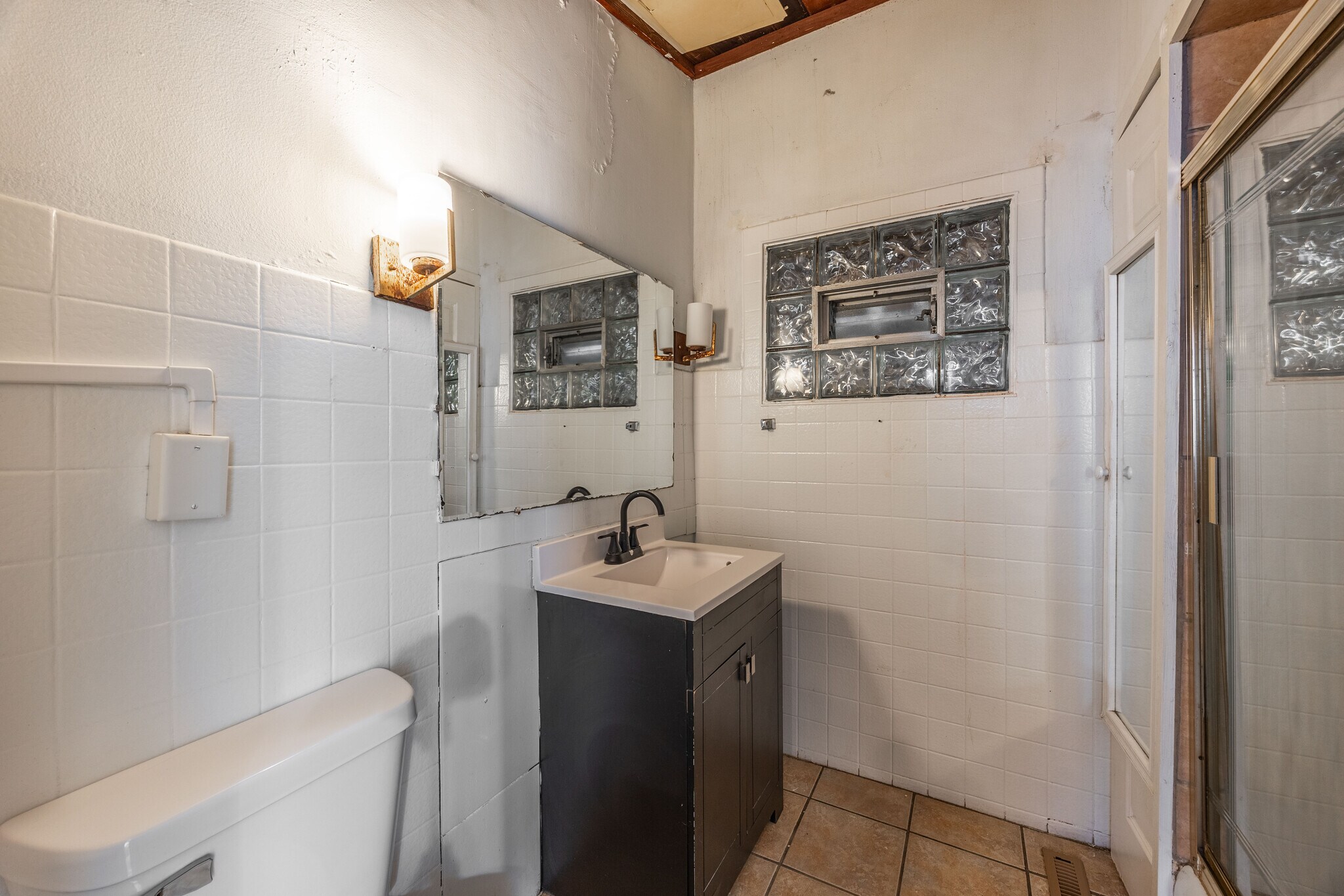 Building Photo - 2142 N Karlov Ave