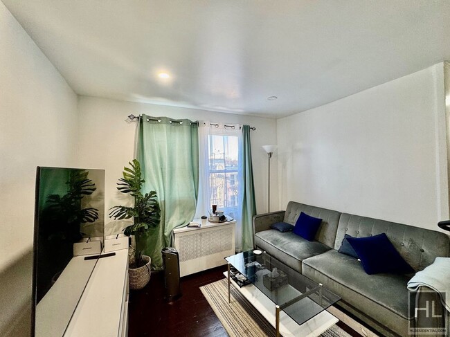 Building Photo - Spacious one bedroom walking distance to D...