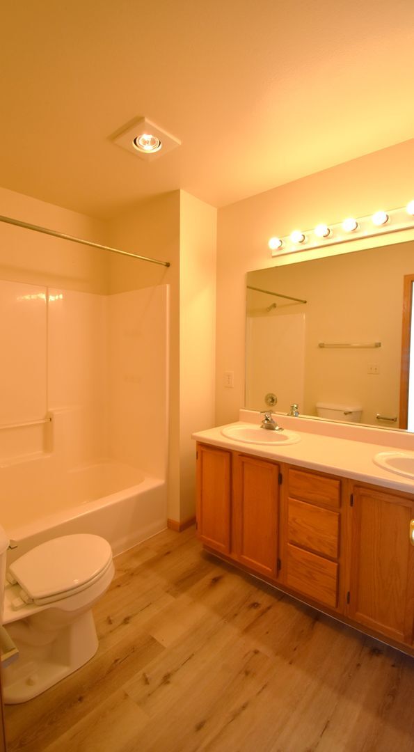 Building Photo - Townhouse Style 3 Bedroom 1.5 bathroom apartment in central Bozeman.  Great Central Location.