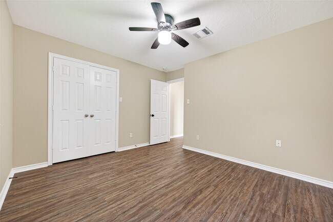 Building Photo - 11655 Lakeview Manor Dr