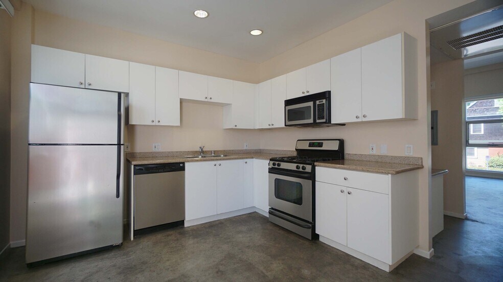 Building Photo - 922 W 23rd St