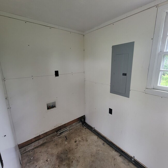 Building Photo - 3/1 Brick Ranch-Cookeville City-Carport