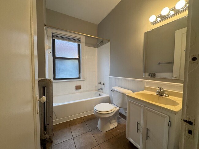 Building Photo - 2773 Hampshire-Unit 8