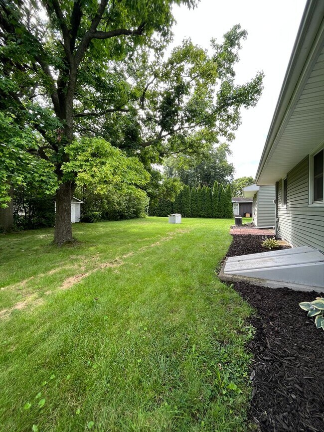 Building Photo - Beautiful 3 Bedroom Home in Normal!
