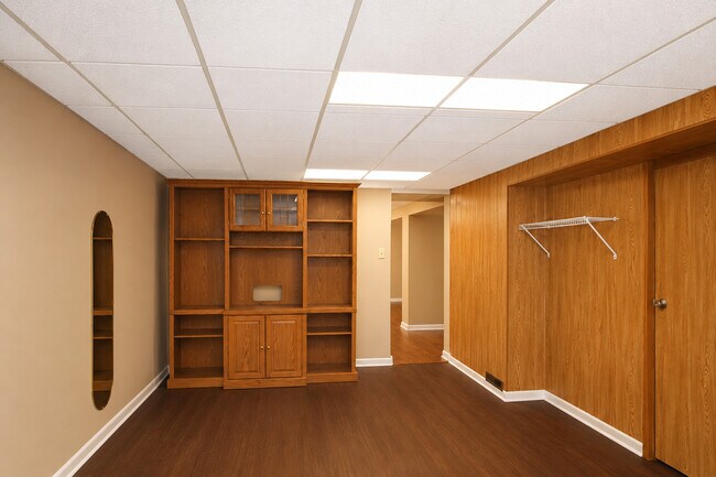 Building Photo - 697 Hickory Dr