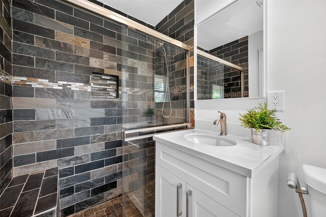 Building Photo - 5111 Creekbend Dr