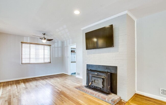 Building Photo - Beautiful 4 BR/2 BA Single-Family Home in ...