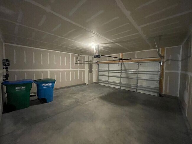 Building Photo - Beautiful Townhome located in Pineville, NC