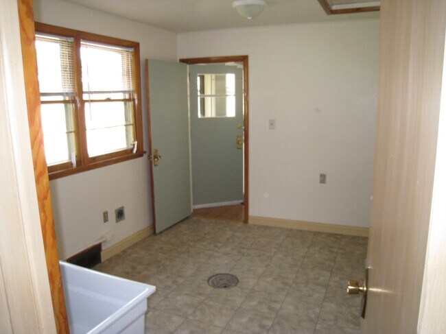 Laundry room - 1026 Midland St