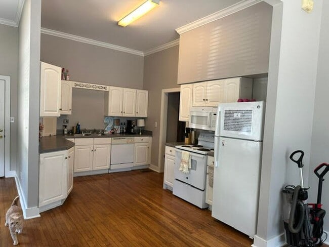 Building Photo - 425 Caplewood Dr