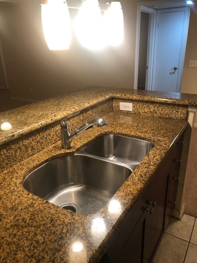 Building Photo - Large one bedroom condominium