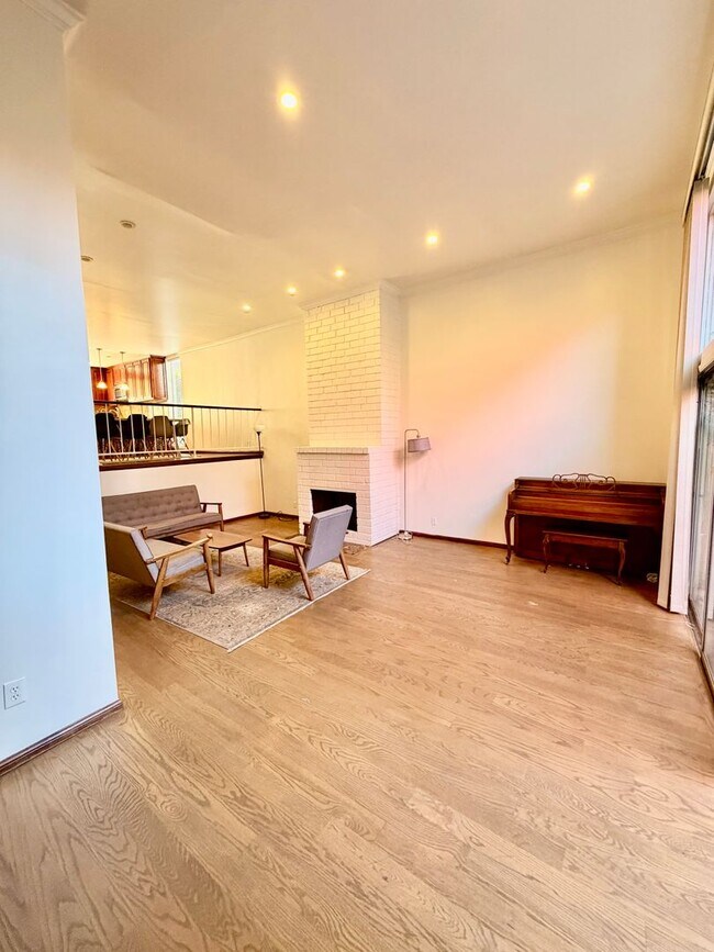 Building Photo - Townhome for Lease in Desirable Encino!