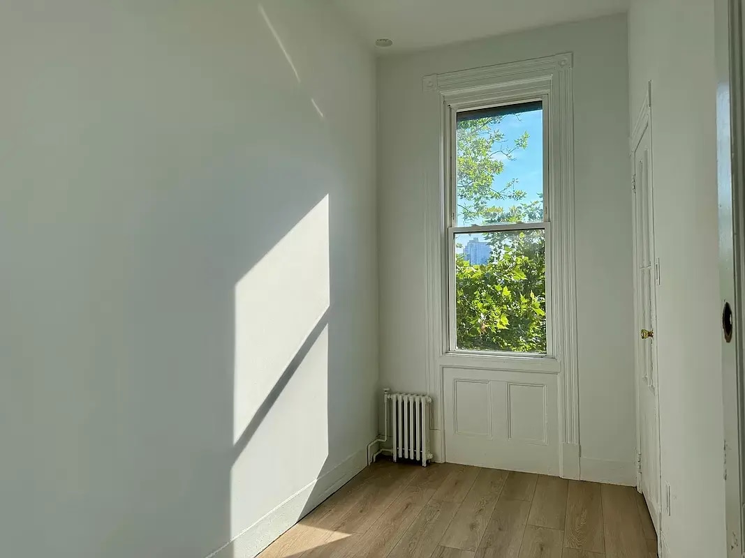 Building Photo - 652 Leonard St