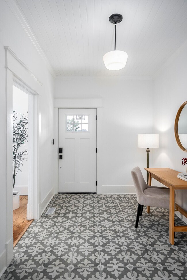 Building Photo - 227 Kershaw St NE