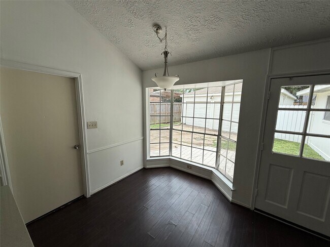 Building Photo - 2206 Round Lake Dr