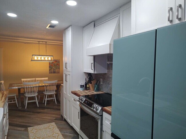 Building Photo - "Fully Furnished 2-Bedroom 2 Full Baths in New Port Richey – Your Perfect Retreat Awaits!"