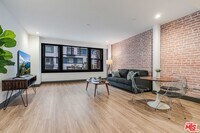 Building Photo - 932 S Hill St