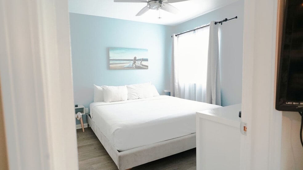 Building Photo - 924 W Beach Blvd