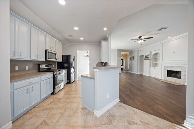 Building Photo - 15018 Summer Knoll Ln