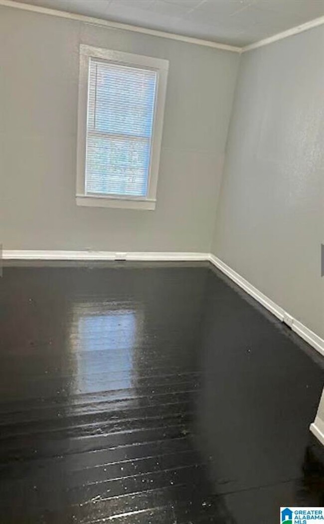 Building Photo - Newly Renovated 3 Bedroom 1 Bath Home Avai...