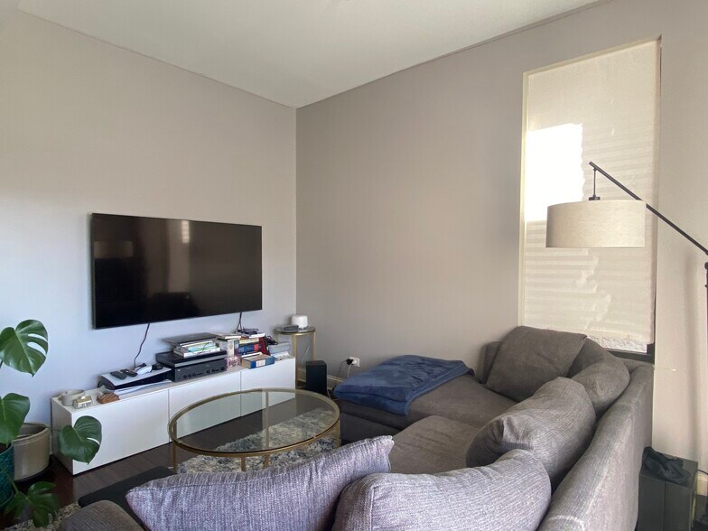 Building Photo - 1312 N Claremont Ave