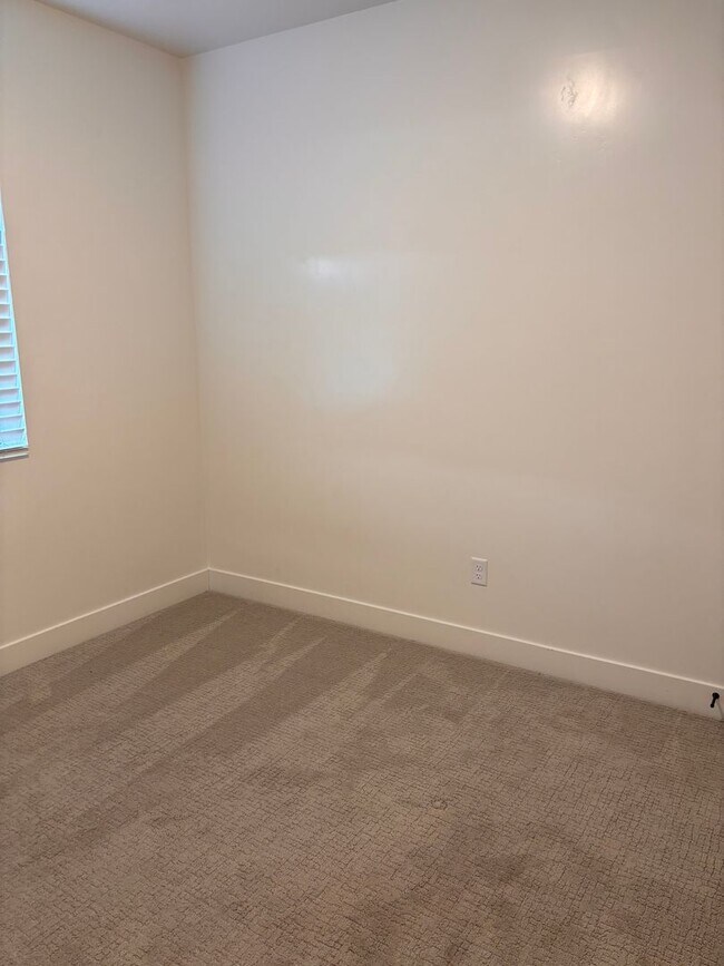 Building Photo - 3 bed plus office / 2.5 bath / 3 car Singl...